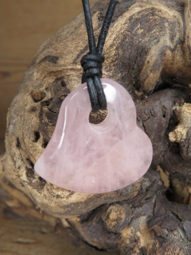 Wisiorek serce z kwarcu różowego na rzemieniu