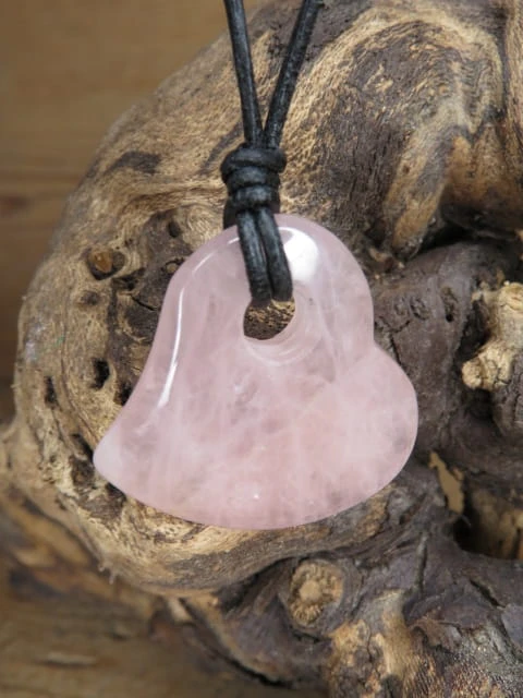 Wisiorek serce z kwarcu różowego na rzemieniu