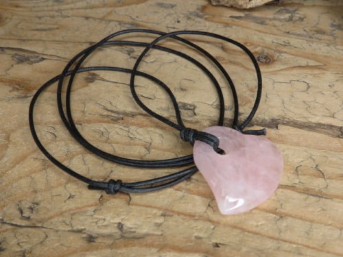 Wisiorek serce z kwarcu różowego na rzemieniu