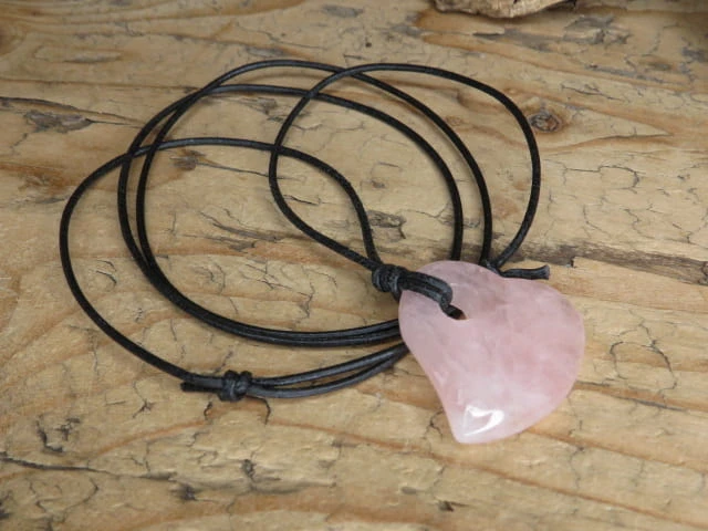 Wisiorek serce z kwarcu różowego na rzemieniu
