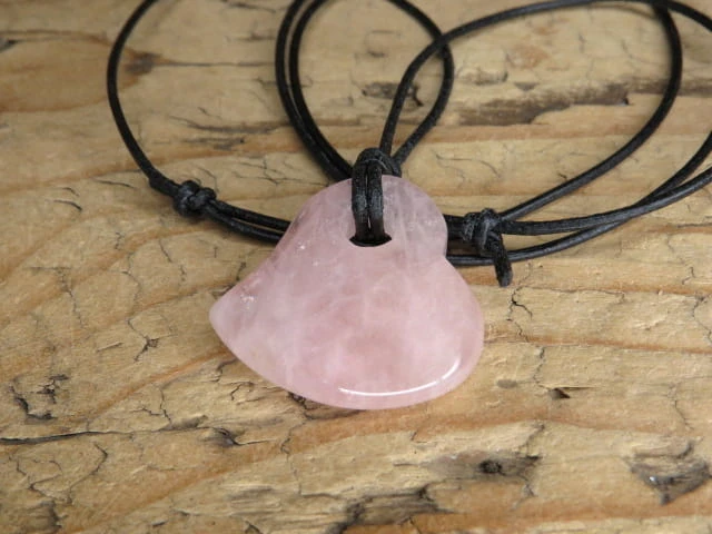 Wisiorek serce z kwarcu różowego na rzemieniu