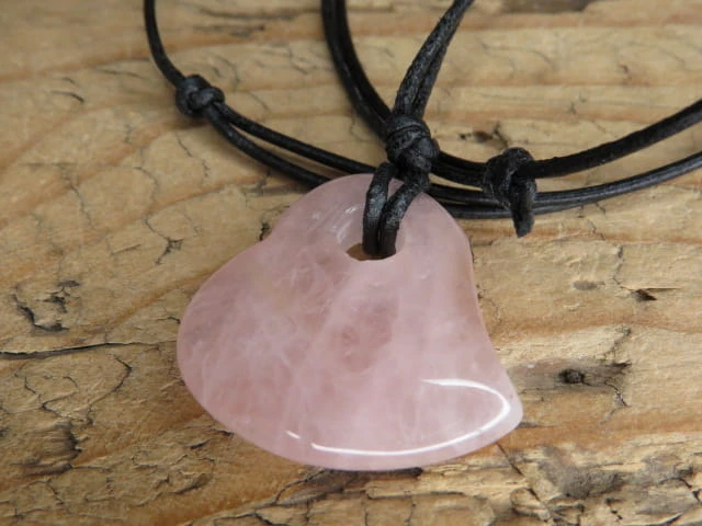 Wisiorek serce z kwarcu różowego na rzemieniu