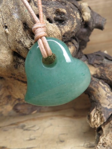 Wisiorek serce z awenturynu na rzemieniu