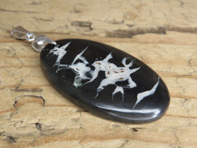 Wisior z septarii oprawiony w srebro próby 925, naturalny kamień o unikatowym rysunku