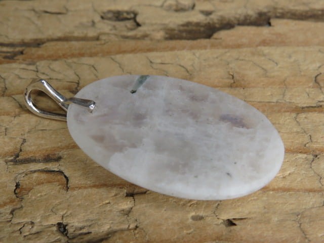 Wisior z białego kamienia księżycowego z wyraźną iryzacją, zawieszka ze srebra 925