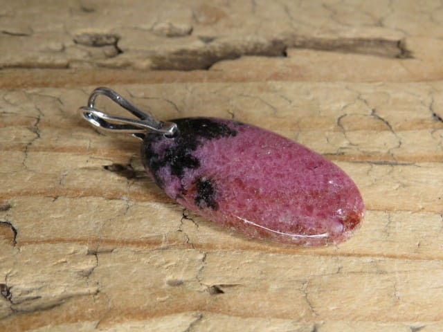 Wisior z rodonitu z zawieszką ze srebra 925, naturalny różowy kamień