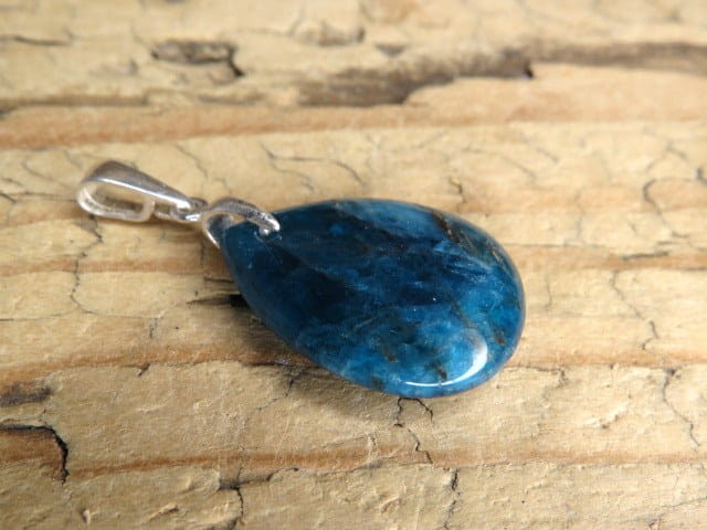 apatyt - wisior z niebieskiego apatytu w srebrze