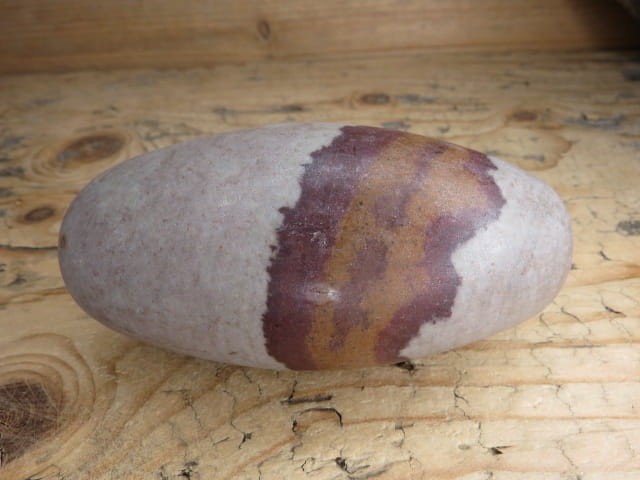 Kamień Shiva Lingam z rzeki Narmada – unikatowy okaz