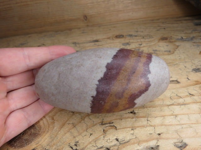 Kamień Shiva Lingam z rzeki Narmada – unikatowy okaz