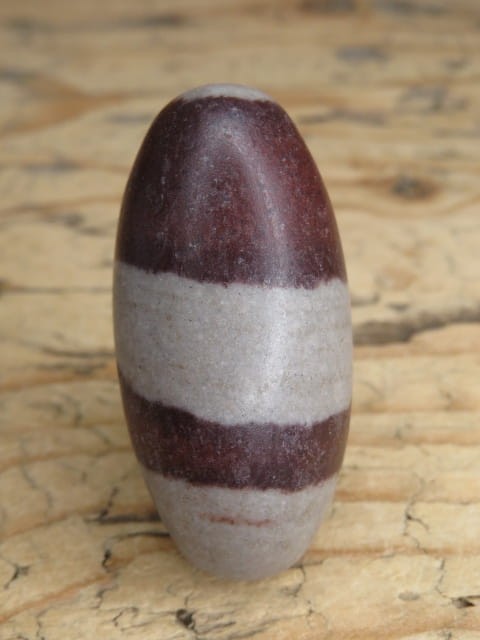 Shiva Lingam kamień naturalny – brązowo-piaskowe odcienie