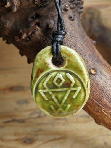 Ceramiczny wisior z symbolem Czarnoboga w zielono-brązowym szkliwie na czarnym regulowanym rzemieniu