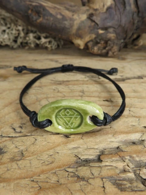 Bransoletka Czarnobóg – słowiański amulet ceramiczny