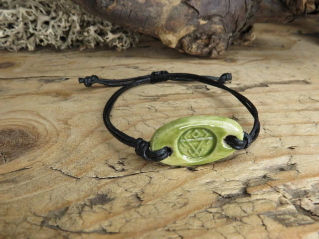 Bransoletka Czarnobóg – słowiański amulet ceramiczny
