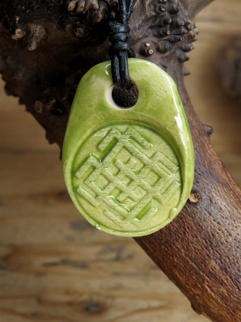 Wisior Białobóg – słowiański amulet ceramiczny