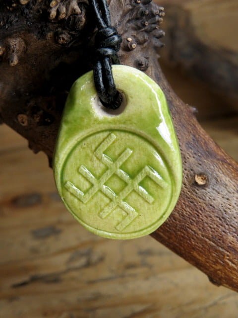 Wisior Swaróg – słowiański amulet ceramiczny