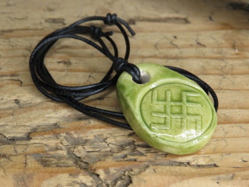 Wisior Swaróg – słowiański amulet ceramiczny