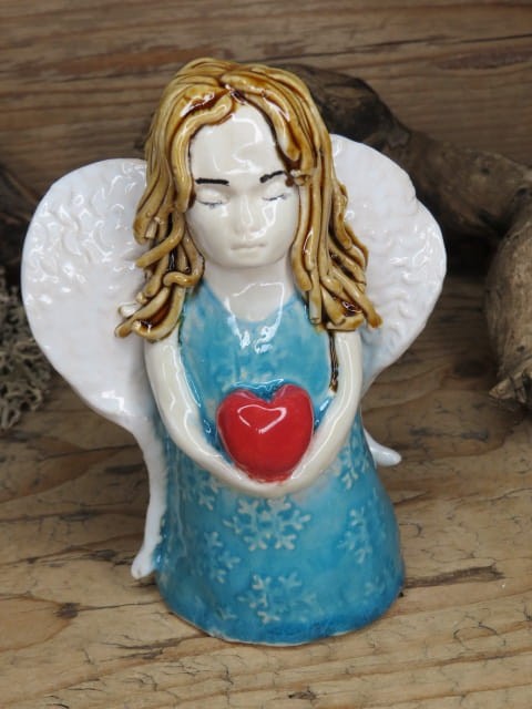 Aniołek ceramiczny z sercem – ręcznie wykonana figurka