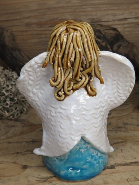 Aniołek ceramiczny z sercem – ręcznie wykonana figurka