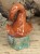 Skrzat z listkiem – ceramiczna figurka ręcznie robiona