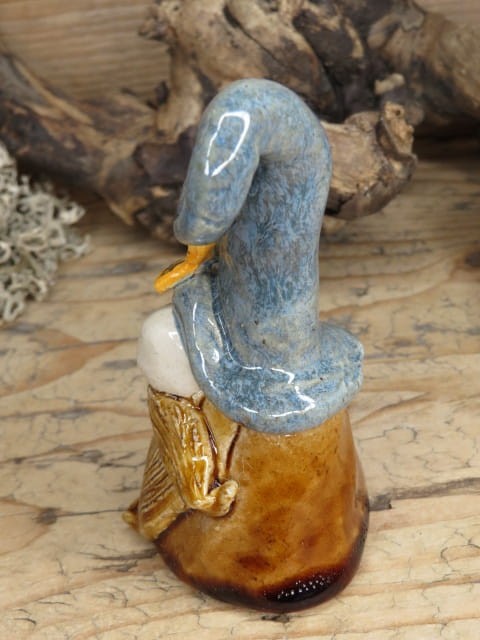 skrzat z motylem – ceramiczna figurka ręcznie robiona