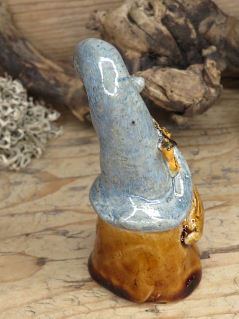 skrzat z motylem – ceramiczna figurka ręcznie robiona