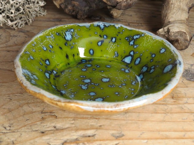 Mała miseczka ceramiczna zielona – talerzyk rękodzieło