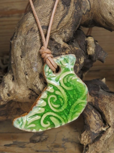 Ceramiczny wisior ptaszek – rękodzieło