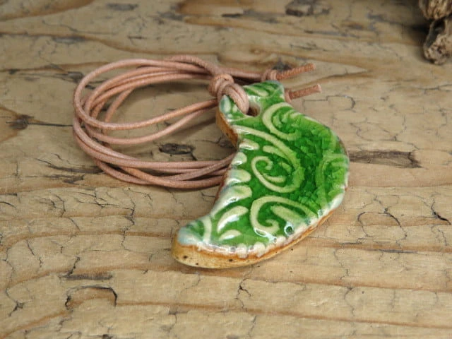 Ceramiczny wisior ptaszek – rękodzieło