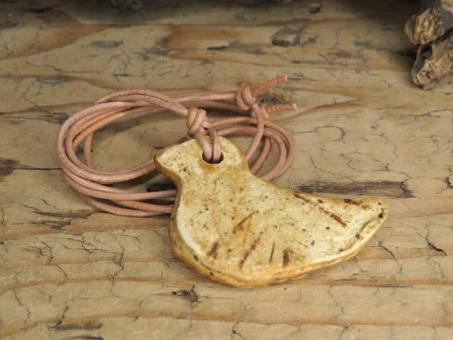 Ceramiczny wisior ptaszek – rękodzieło