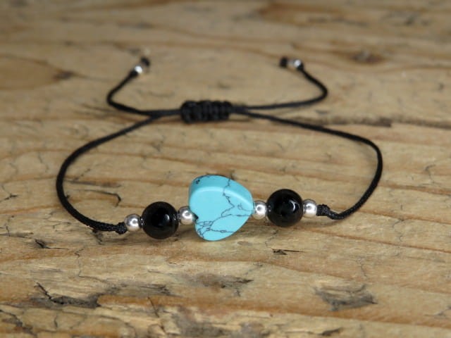 Minimalistyczna bransoletka z sercem z howlitu niebieskiego i czarnym turmalinem