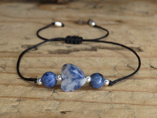 Minimalistyczna bransoletka z sercem z sodalitu