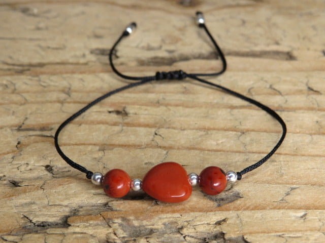 Minimalistyczna bransoletka z sercem z jaspisu czerwonego