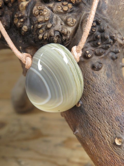 agat - amulet na rzemieniu
