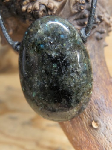 labradoryt - wisior na rzemieniu