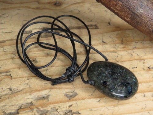 labradoryt - wisior na rzemieniu