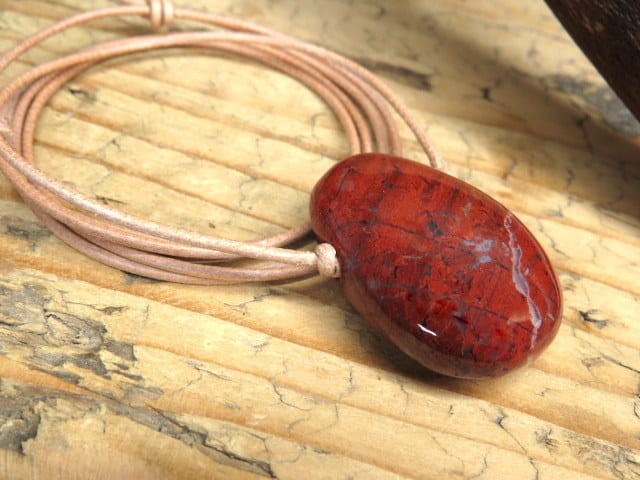 jaspis czerwony - amulet na rzemieniu