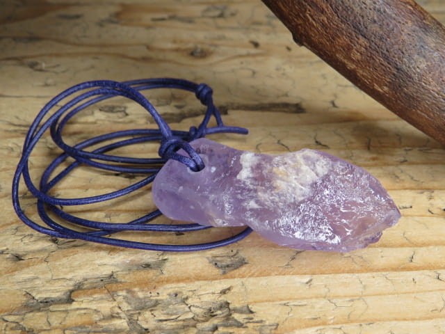 ametyst surowy * amulet na rzemieniu