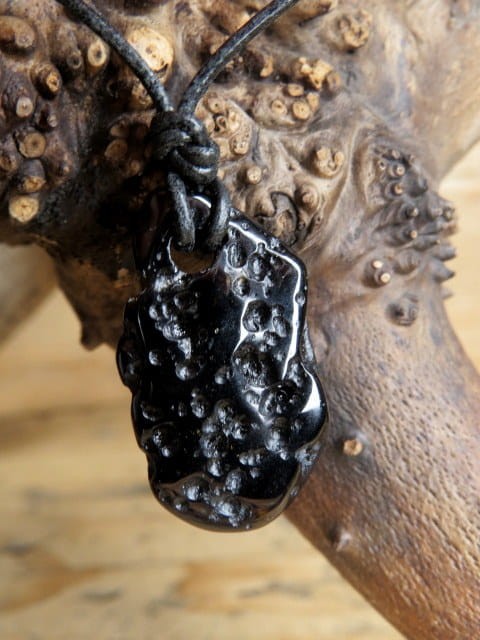 tektyt Indochinit - kamień telepatii - wisior na rzemieniu