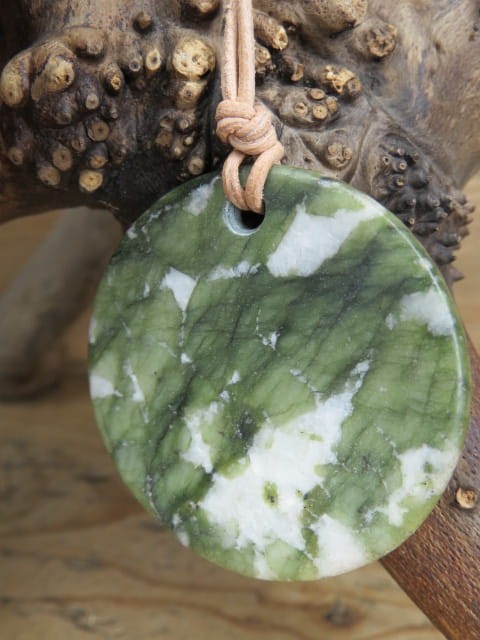 jadeit - ochrona i dobrobyt - amulet na rzemieniu