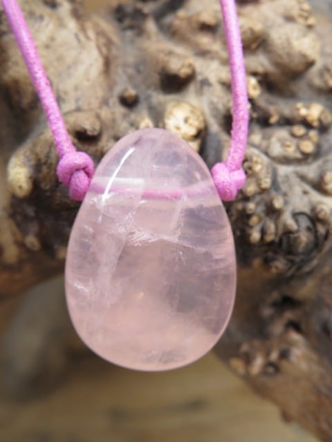 kwarc różowy kamień miłości - talizman na rzemieniu