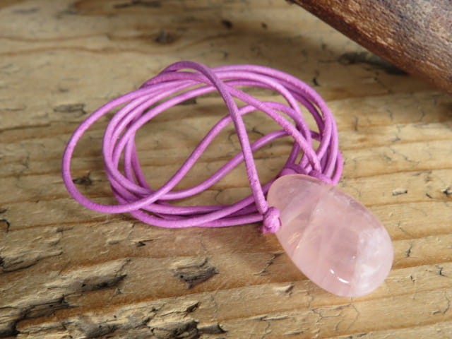 kwarc różowy kamień miłości - talizman na rzemieniu