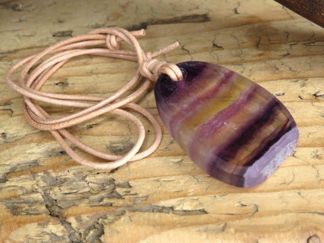 fluoryt na rzemieniu - talizman nauka i koncentracja