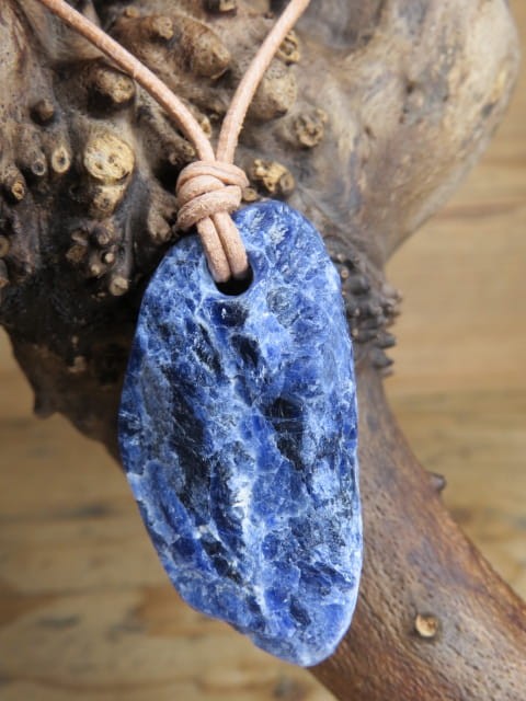 sodalit - kamień twórców i logicznego myślenia - amulet na rzemieniu