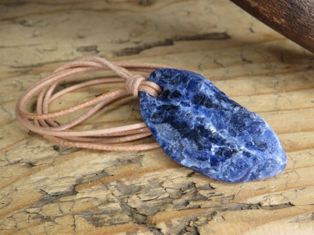 sodalit - kamień twórców i logicznego myślenia - amulet na rzemieniu