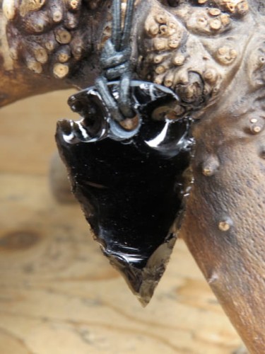 Wisior Grot z czarnego obsydianu – amulet ochronny na rzemieniu