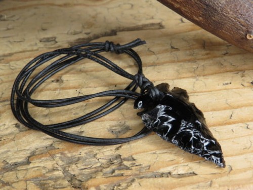 Wisior Grot z czarnego obsydianu – amulet ochronny na rzemieniu