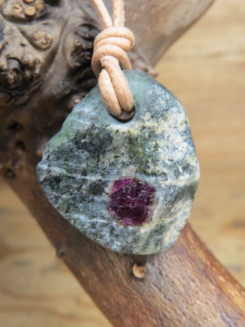 rubin i zoisyt * talizman na rzemieniu