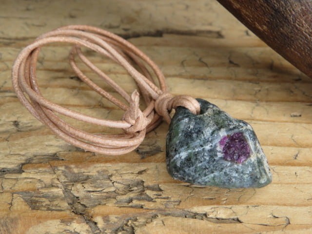 rubin i zoisyt * talizman na rzemieniu