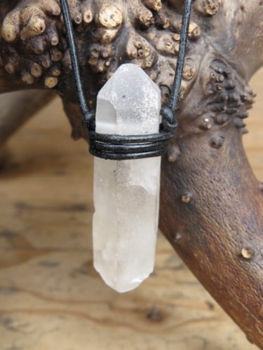 kryształ górski - amulet na rzemieniu