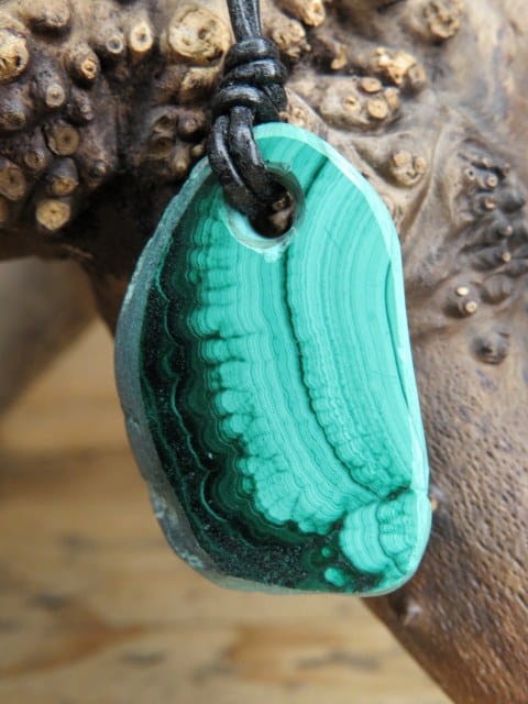 Malachit polerowany na rzemieniu - amulet ochronny z kamienia naturalnego